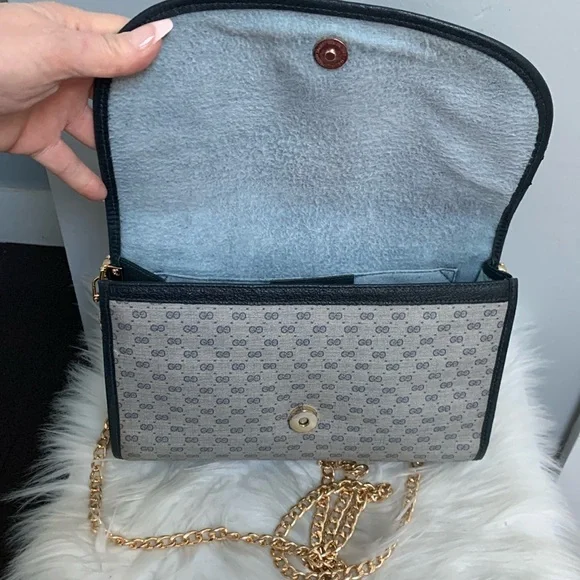 ❌SOLD❌Authentic vintage Gucci navy micro GG pouch clutch converted to crossbody - Picture 13 of 17